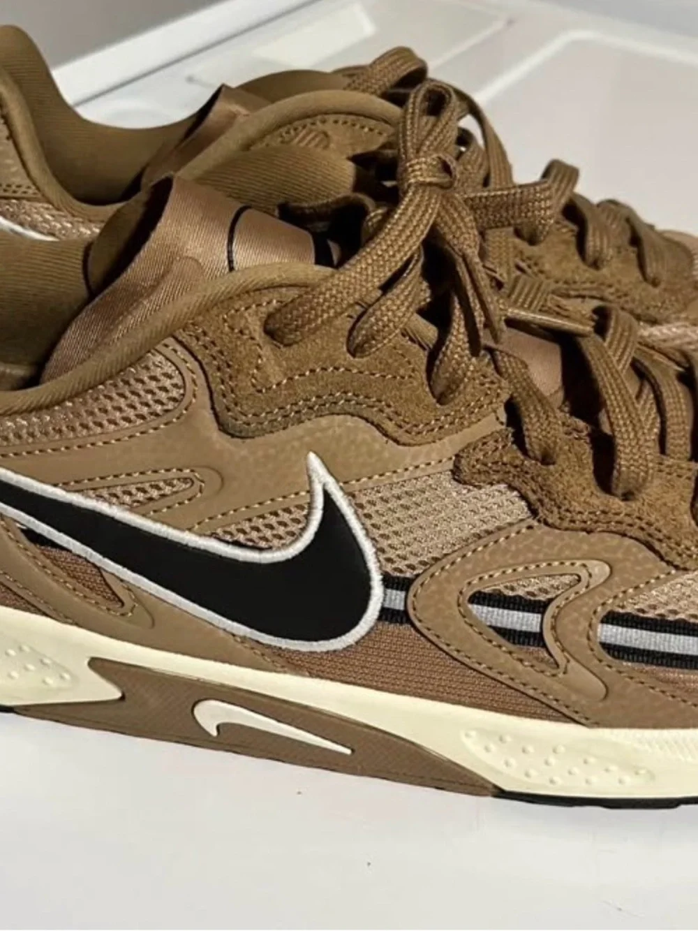 Nike Men's Brown Low-Top Athletic Sneakers